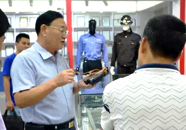 廣東省東莞軍分區(qū)原司令員蒞臨守門神科技集團參觀指導(dǎo)