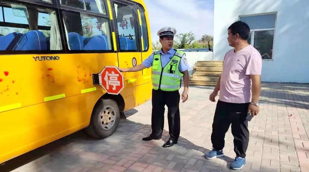 站好秋季開(kāi)學(xué)護(hù)校第一崗：校車安檢不容忽視